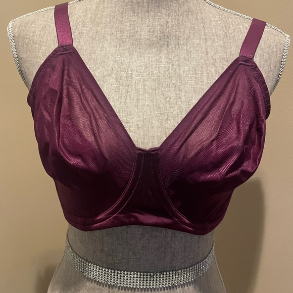 Wacoal Underwire Bra, lightweight but full support for the girls. Burgundy - Picture 1 of 3